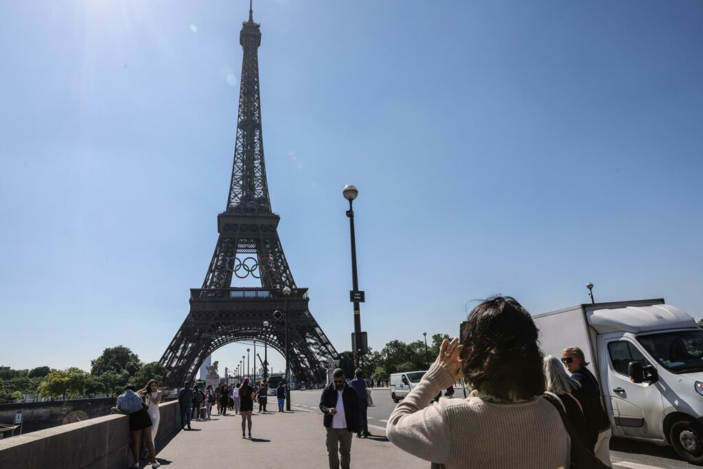 La Torre Eiffel exhibe los 5 aros olímpicos - torre-eiffel-exhibe-los-cinco-aros-olimpicos-1024x683