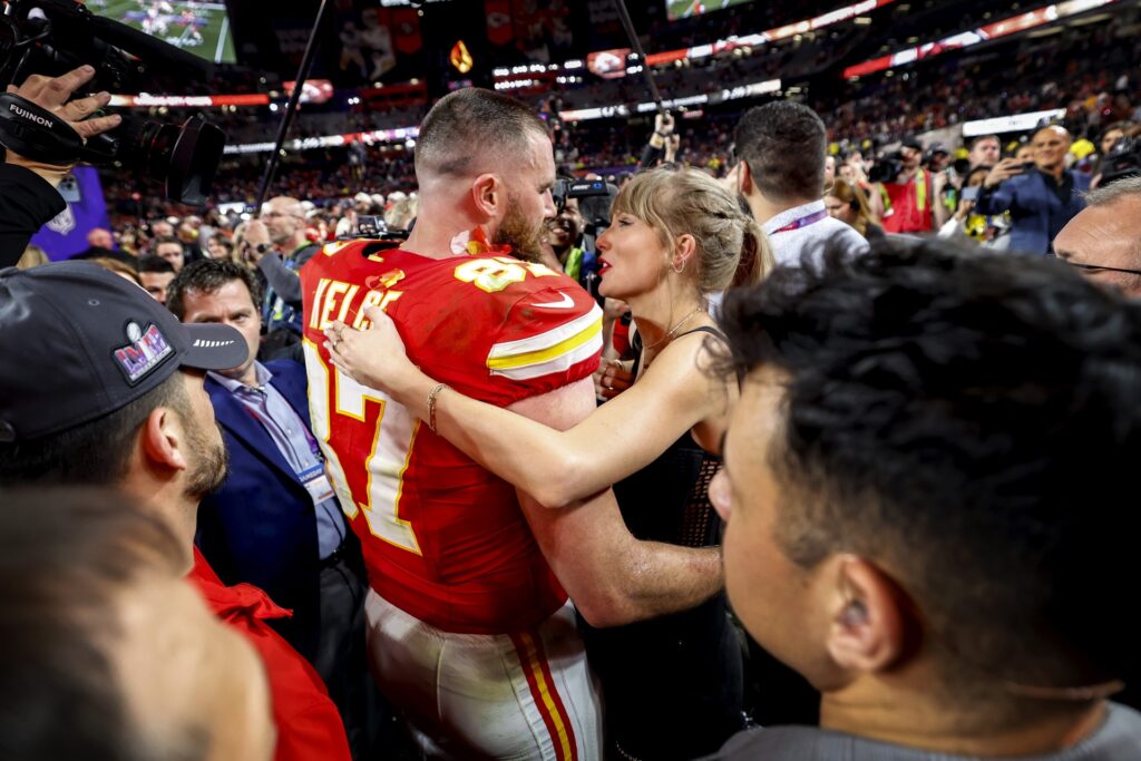 Taylor Swift y Travis Kelce llevarán su boda al corazón de Nueva York, según medio estadounidense - travis-kelce-participa-en-un-concierto-de-taylor-swift-1024x683