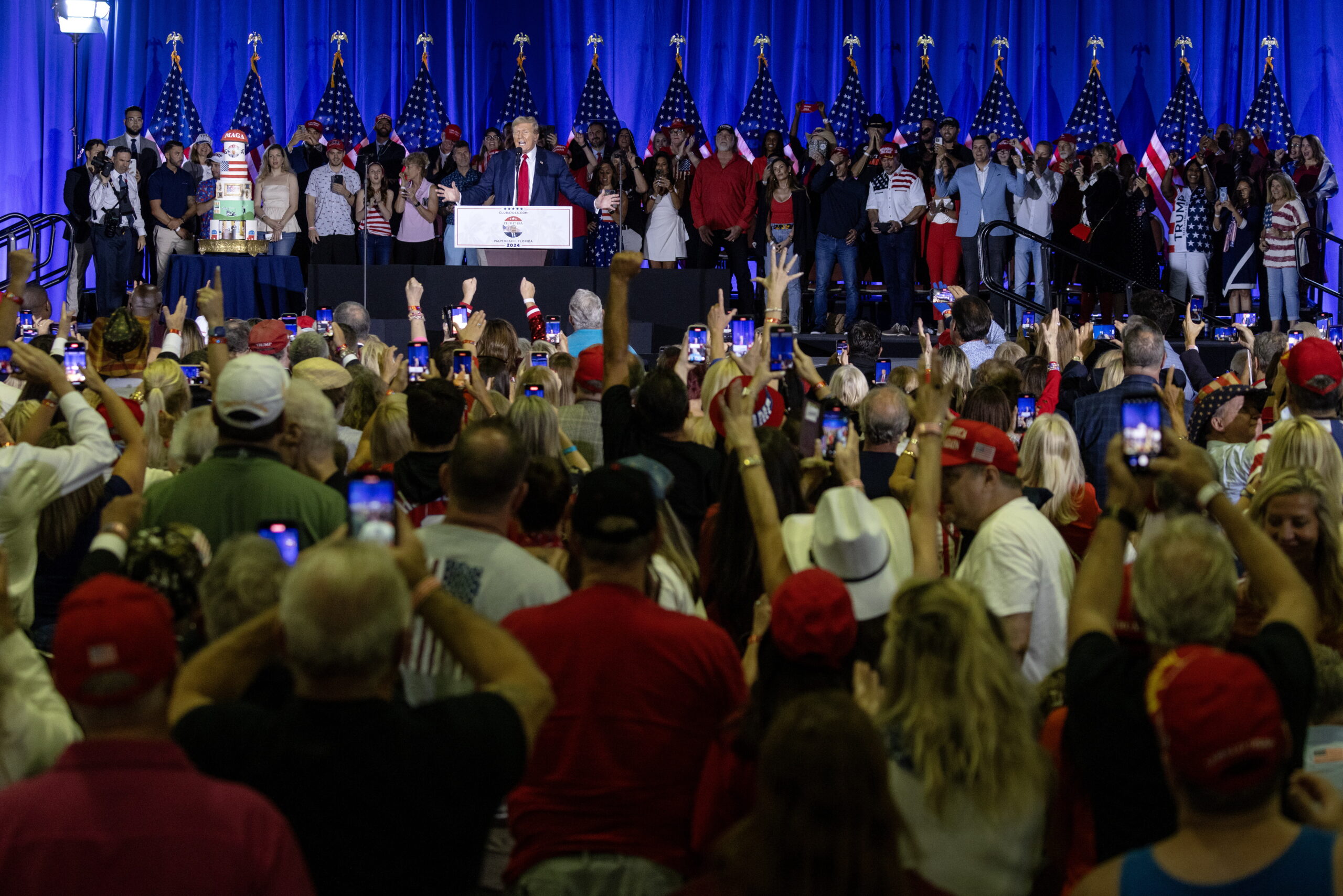Trump celebra su 78 cumpleaños entre “miles de orgullosos patriotas” en Florida