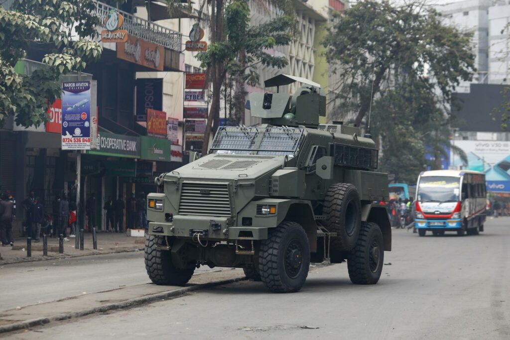 Miles de personas vuelven a las calles en Kenia para protestar contra el Gobierno - vehiculo-oficial-para-dispersar-protestas-contra-el-gobierno-de-kenia-1024x683