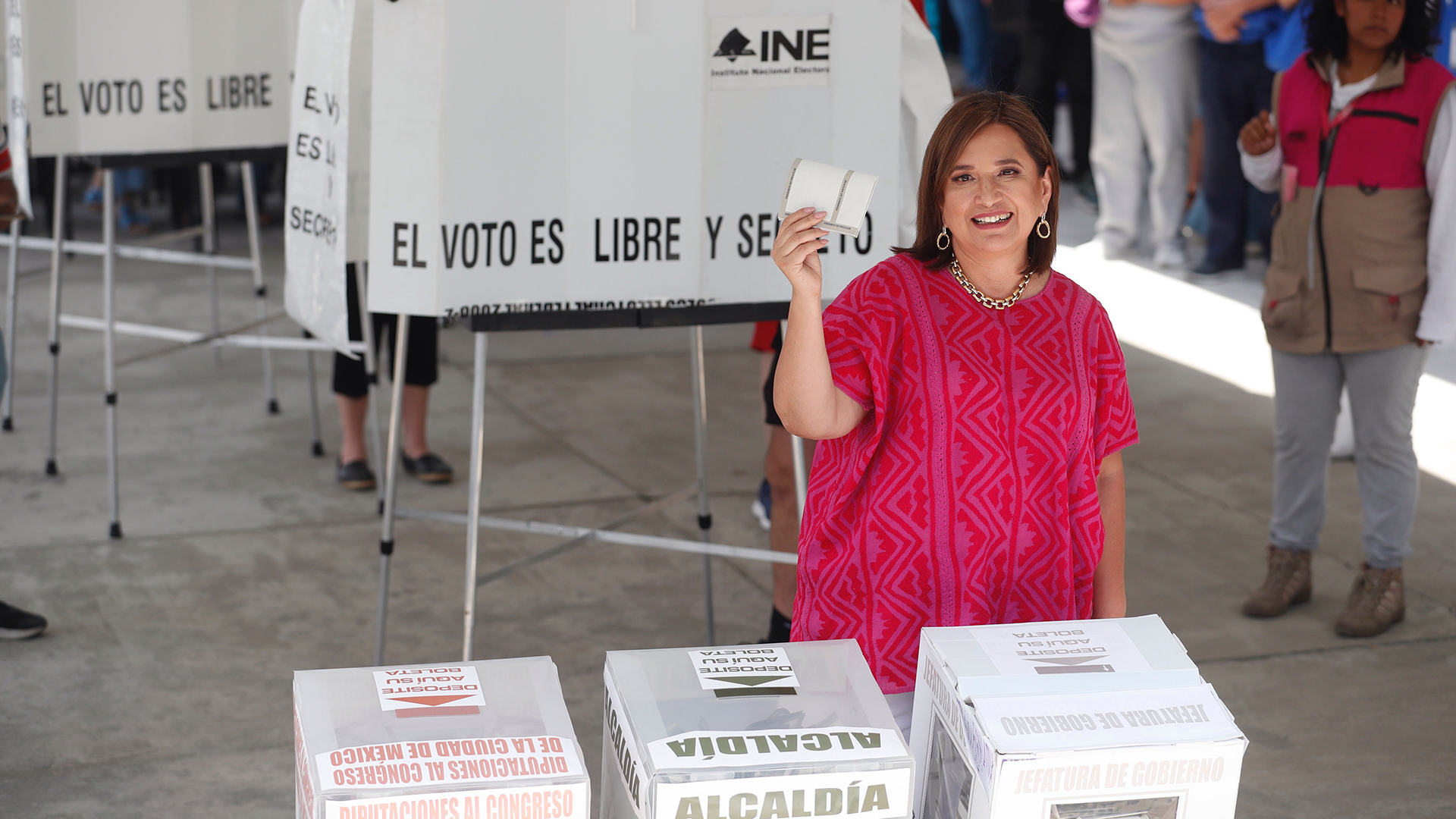 Xóchitl Gálvez emite su voto en la Miguel Hidalgo
