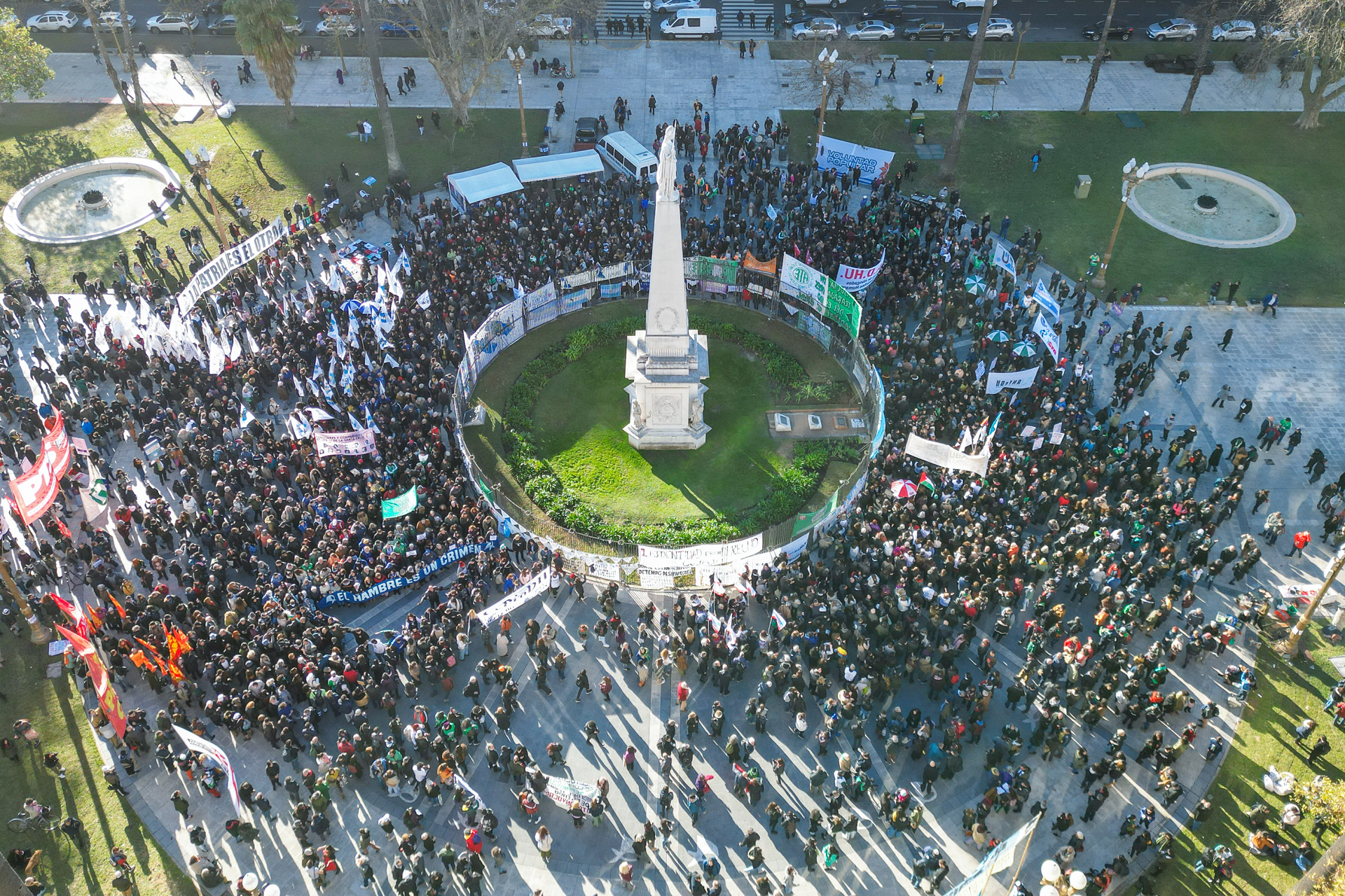 Abuelas y Madres de Plaza de Mayo marchan contra despidos en áreas de DD.HH. en Argentina Abuelas y Madres de Plaza de Mayo marchan contra despidos en áreas de DD.HH. en Argentina