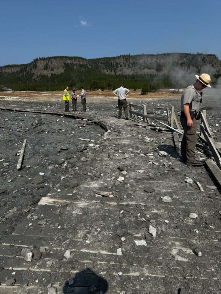 #Video Explosión hidrotermal sorprende a visitantes de Yellowstone; cierran el parque - autoridades-en-yellowstone-tras-explosion-hidrotermal-768x1024