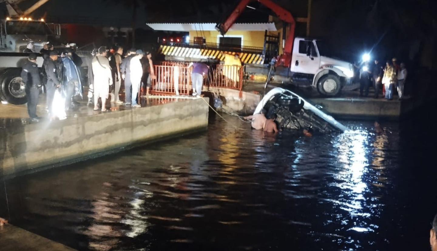 Murieron 7 jóvenes al caer su camioneta a río en Coatzacoalcos