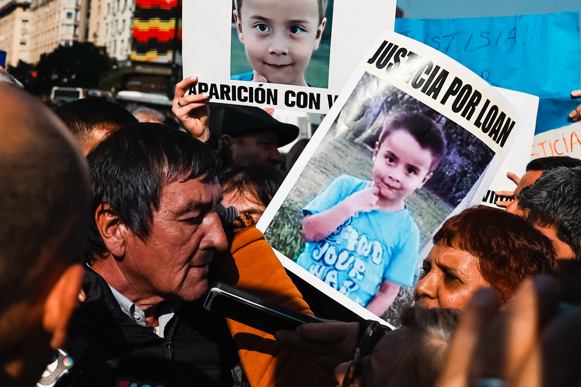 Centenares de argentinos se manifiestan en Buenos Aires por el retorno de Loan, niño desaparecido