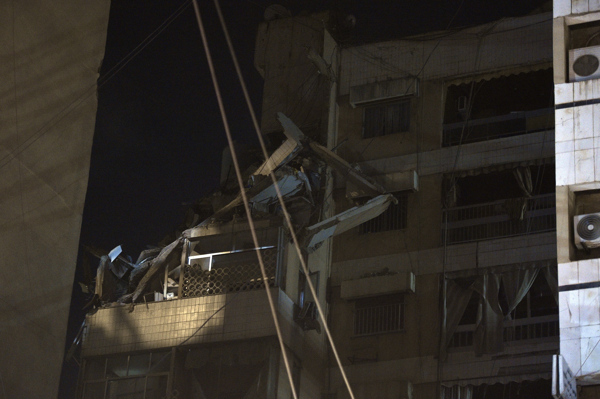 Decenas se agolpan frente a un hospital para donar sangre tras el ataque israelí a Beirut