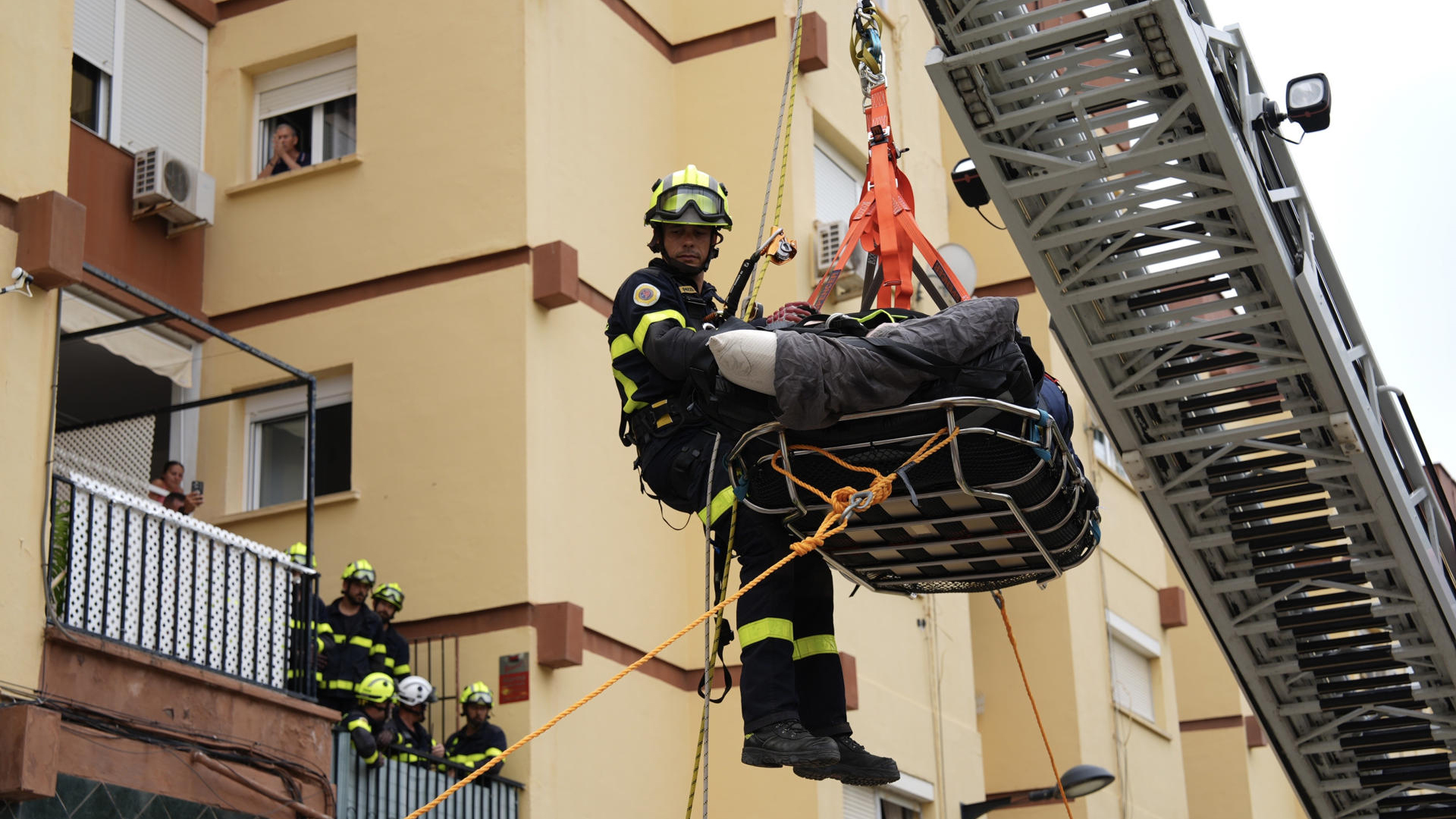#Video Evacuan de su casa a hombre de 300 kg de peso con autogrúa #Video Evacuan de su casa a hombre de 300 kg de peso con autogrúa