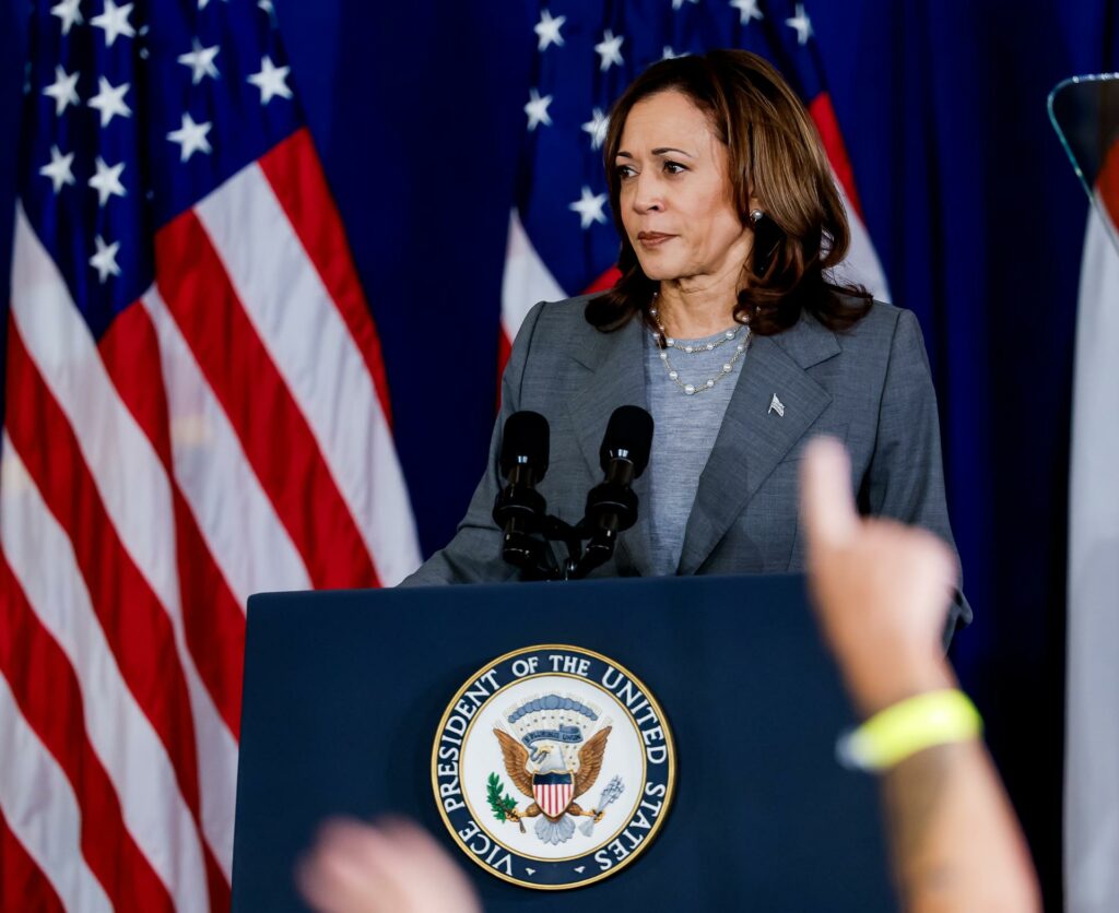 George Clooney respalda a Kamala Harris tras instar a Biden a poner fin a su campaña - kamala-harris-4-1024x836