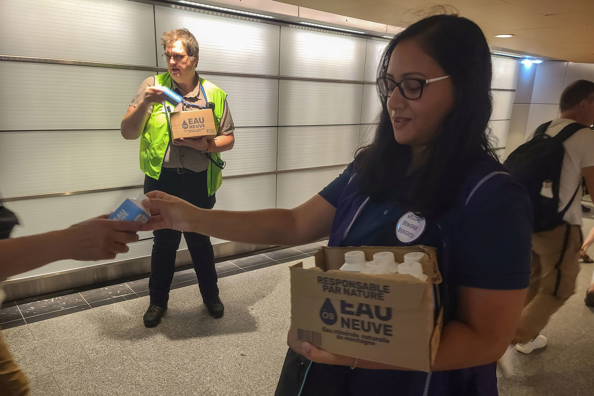 La región de París reparte agua, sombreros y abanicos para combatir la ola de calor La región de París reparte agua, sombreros y abanicos para combatir la ola de calor
