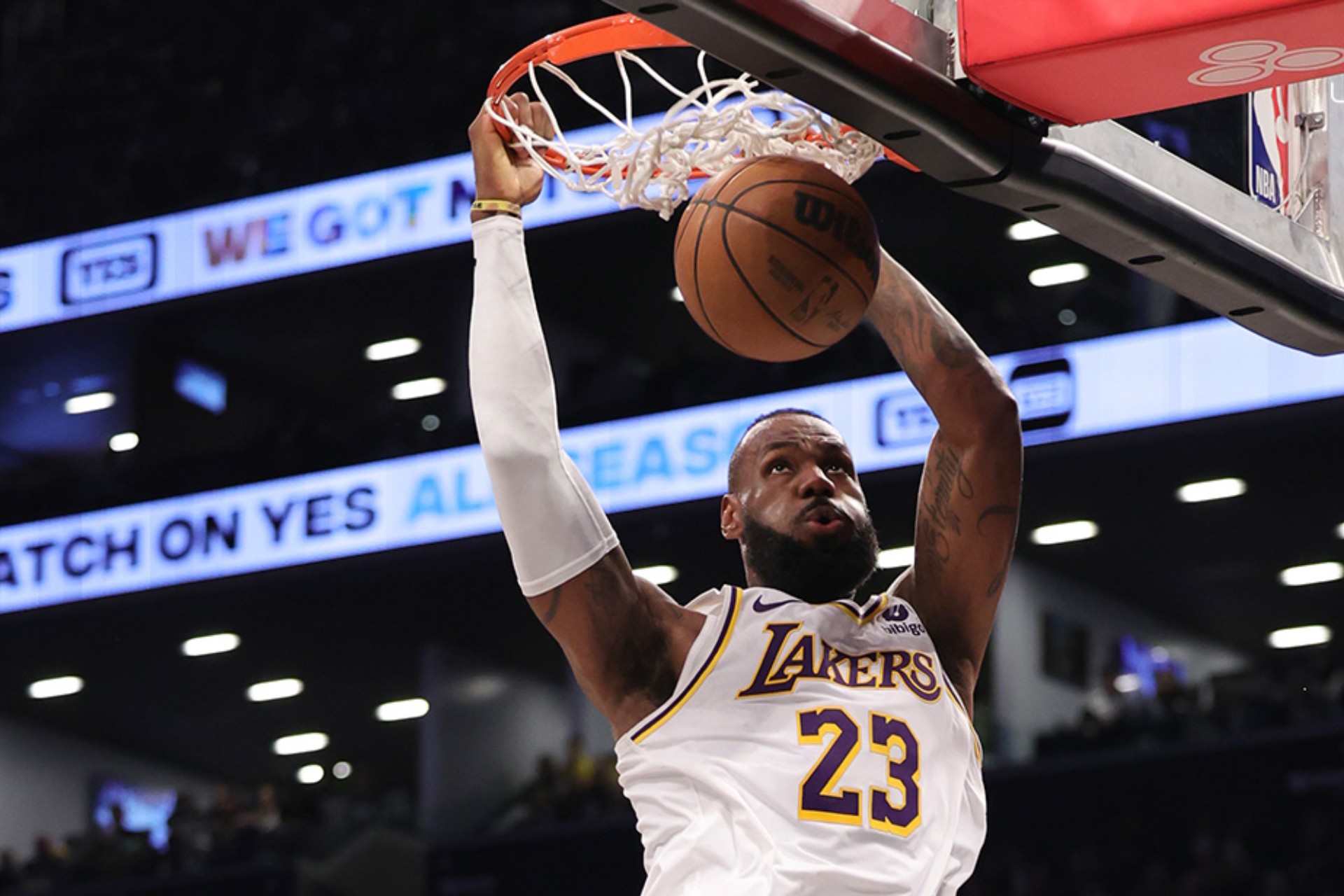 LeBron James acuerda con Lakers una renovación por dos años y 104 mdd LeBron James acuerda con Lakers una renovación por dos años y 104 mdd