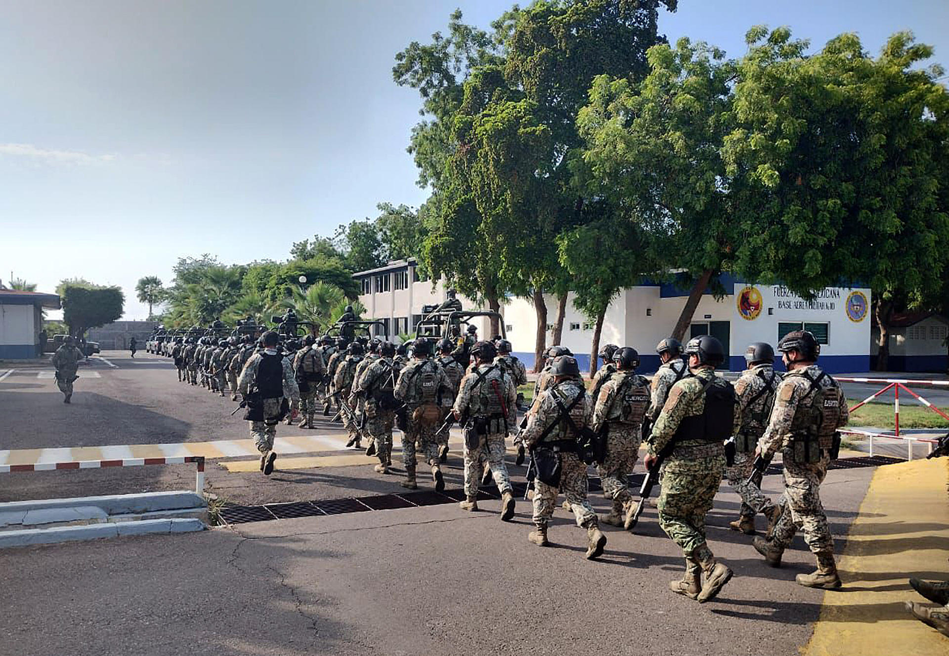 Llegan 200 militares a Culiacán para reforzar seguridad tras detención de ‘el Mayo’