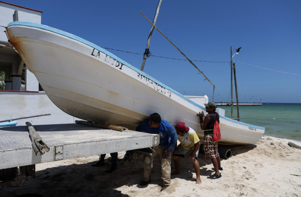 Marina cierra puertos en Yucatán y Quintana Roo