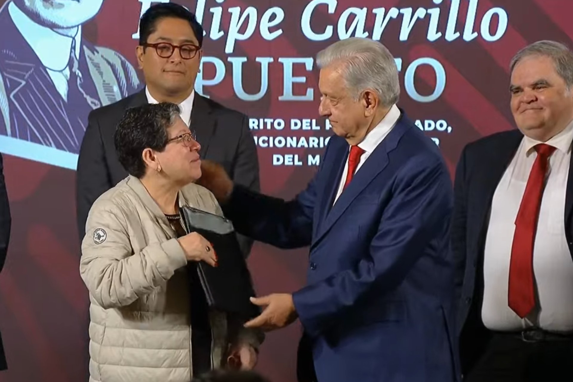 AMLO entrega primeros complementos del Fondo de Pensiones para el Bienestar