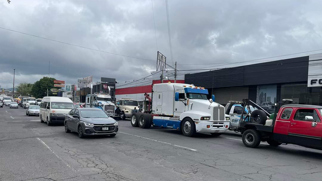 Grúas bloquean la México-Querétaro y calles de Tlalnepantla Grúas bloquean la México-Querétaro y calles de Tlalnepantla