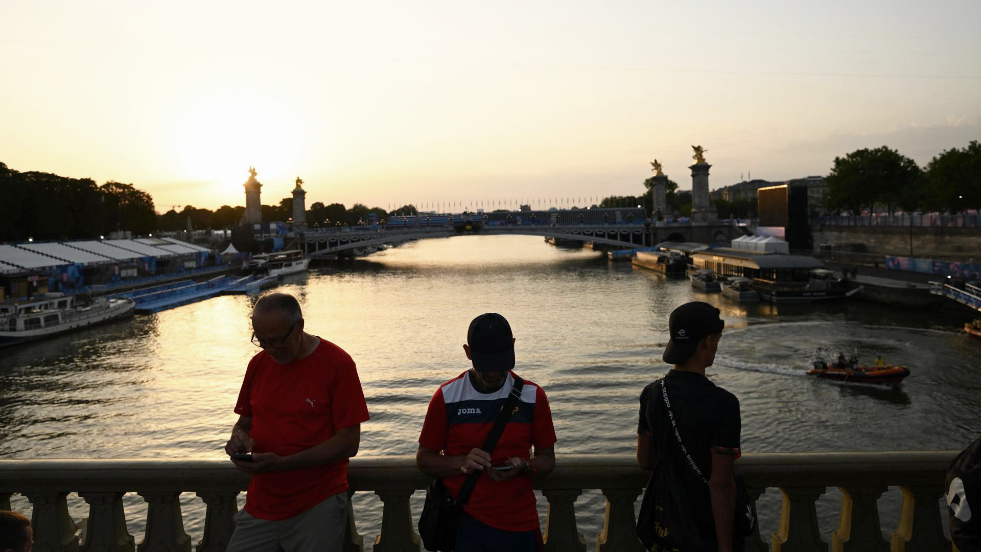 Aplazan prueba de triatlón por mala calidad del agua del río Sena Aplazan prueba de triatlón por mala calidad del agua del río Sena
