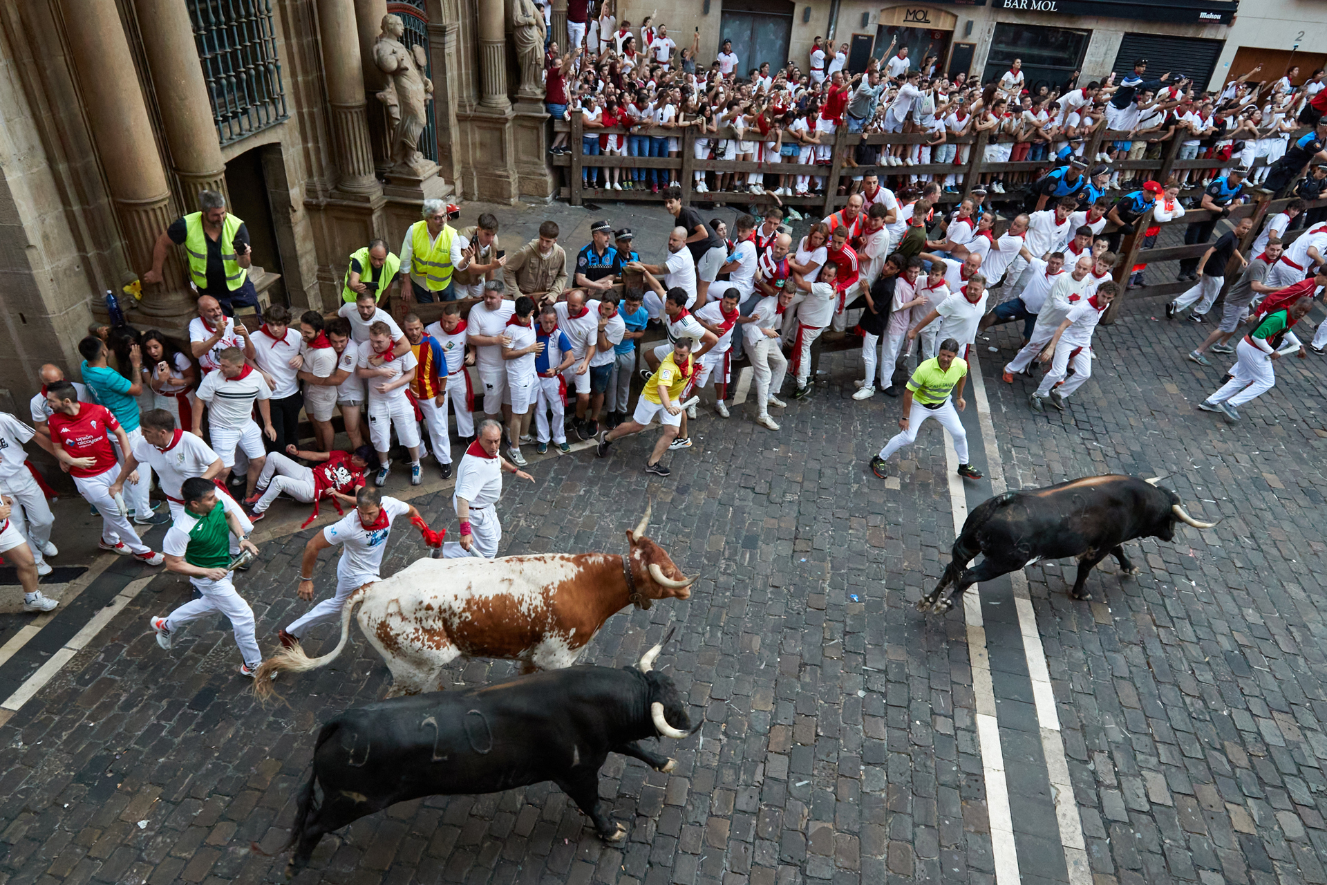 San Fermín se pasea por las calles de Pamplona en su día grande San Fermín se pasea por las calles de Pamplona en su día grande