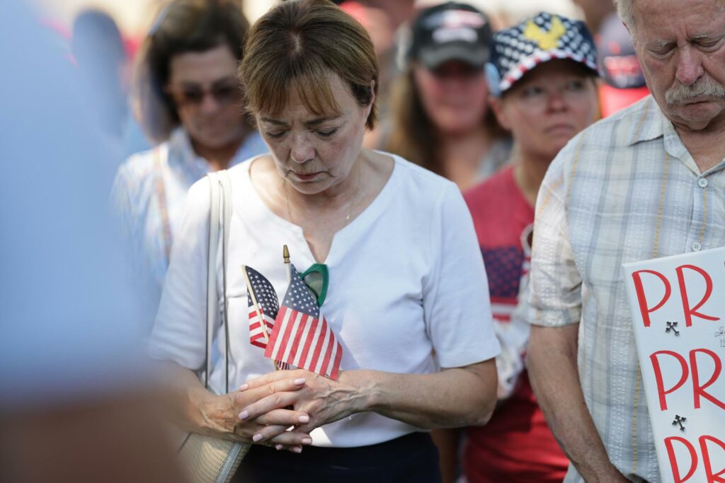 Simpatizantes de Trump se congregan en Milwaukee para desearle una pronta recuperación - simpatizantes-de-trump-se-congregan-en-milwaukee-para-desearle-una-pronta-recuperacion-2-1024x683