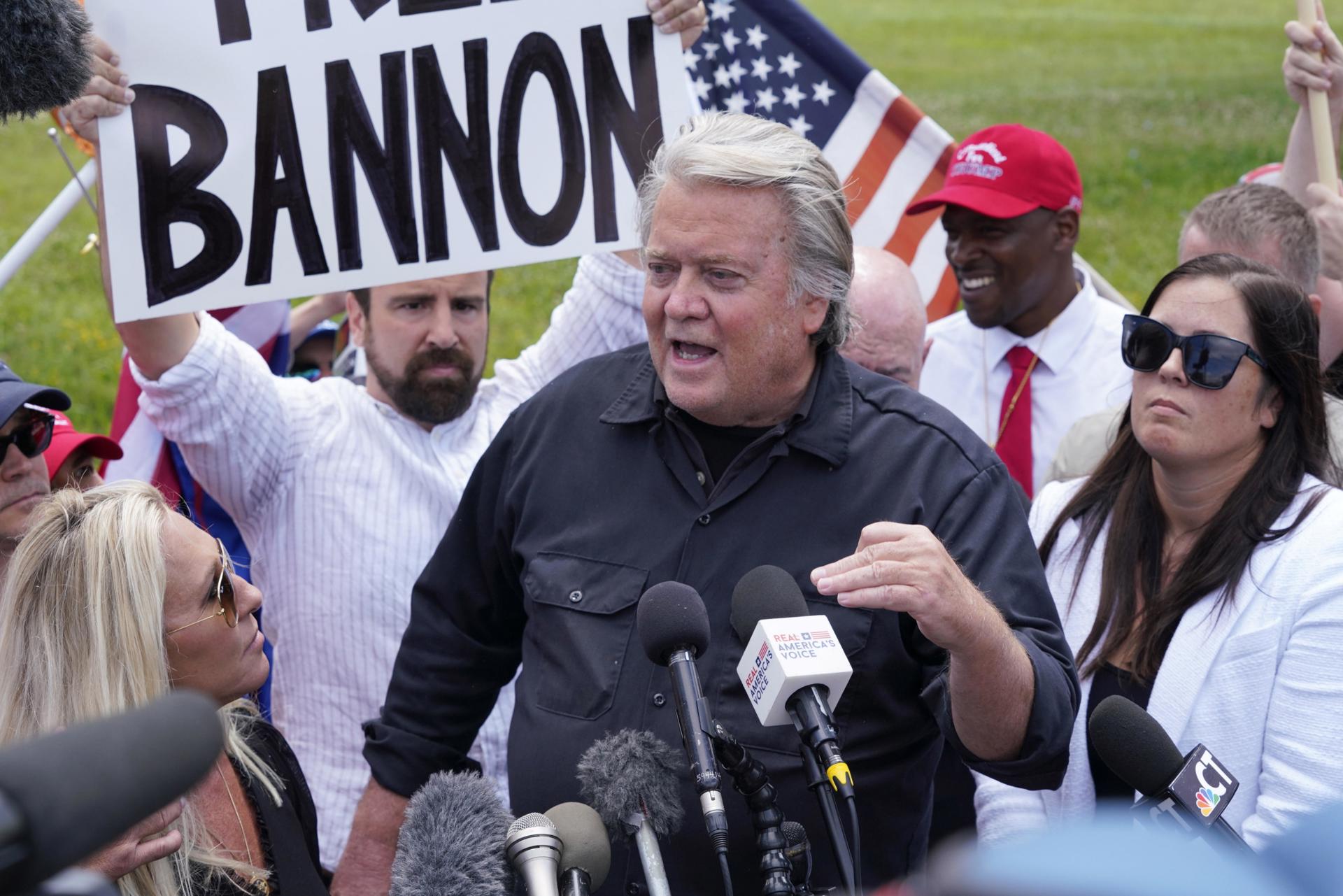 Steve Bannon llega a prisión para cumplir con una condena de 4 meses