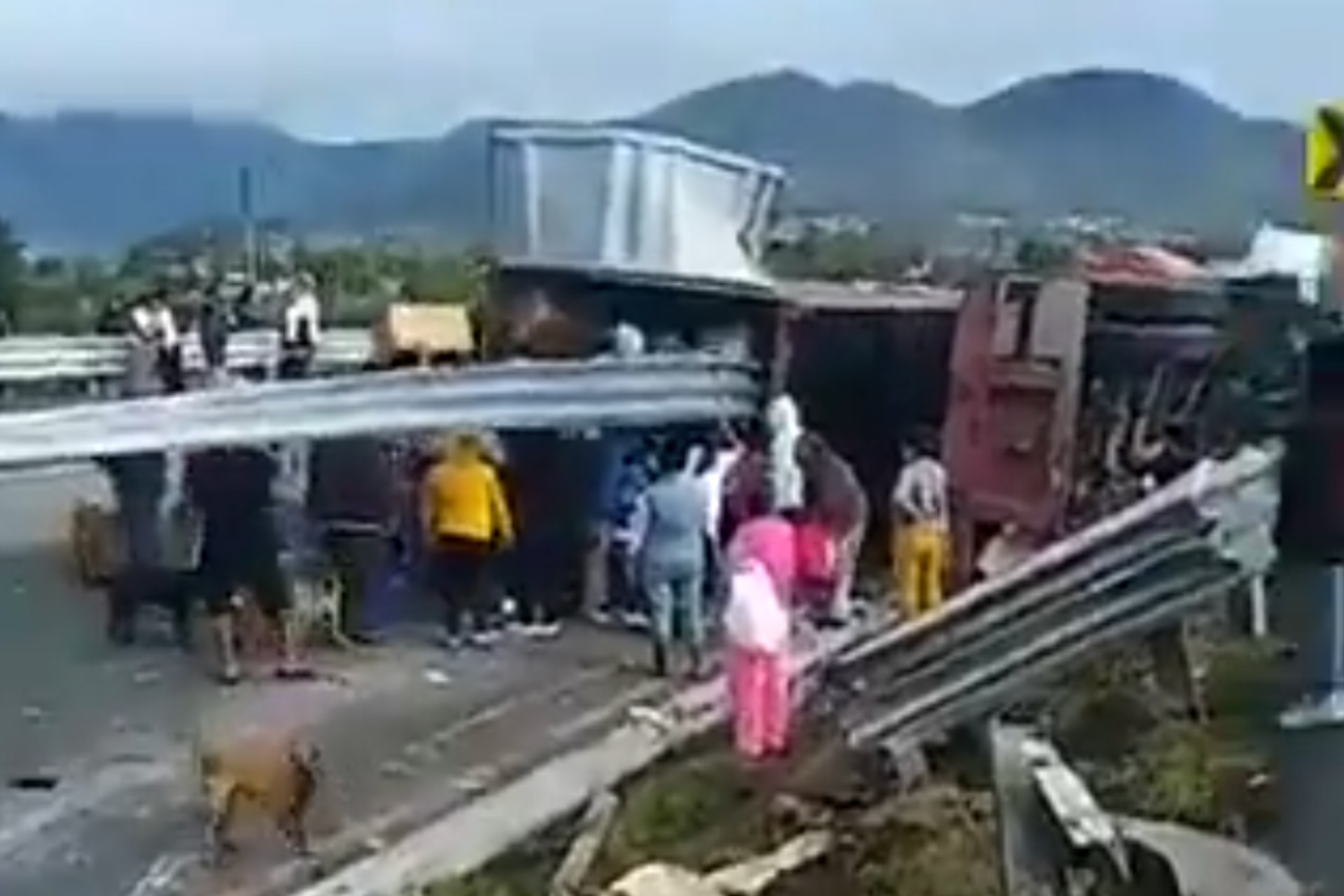 Tráiler con electrodomésticos vuelca en el Edomex; conductor muere y pobladores cometen rapiña Tráiler con electrodomésticos vuelca en el Edomex; conductor muere y pobladores cometen rapiña