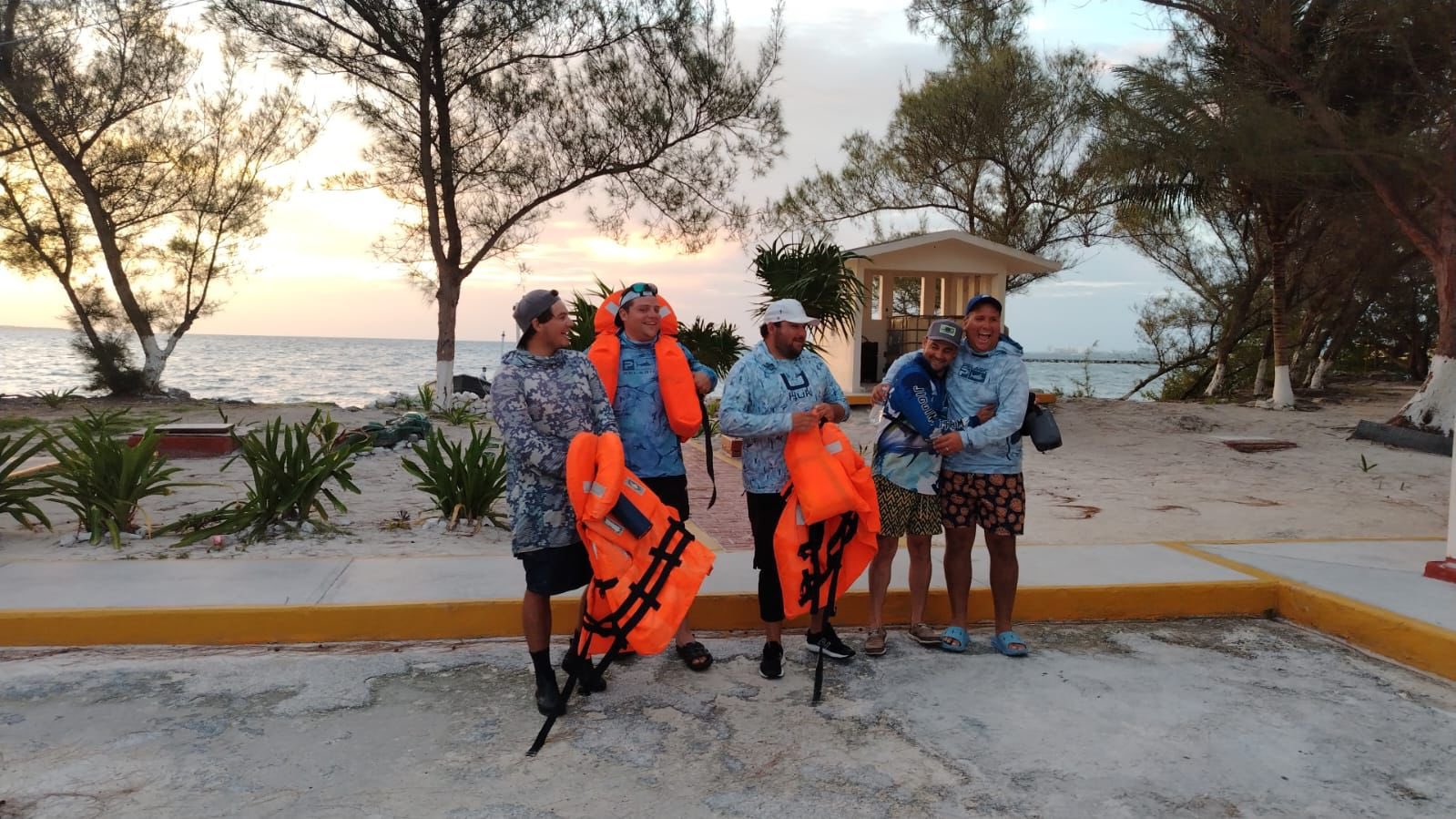 #Video Rescatan en Quintana Roo a 6 tripulantes de embarcación extraviada #Video Rescatan en Quintana Roo a 6 tripulantes de embarcación extraviada