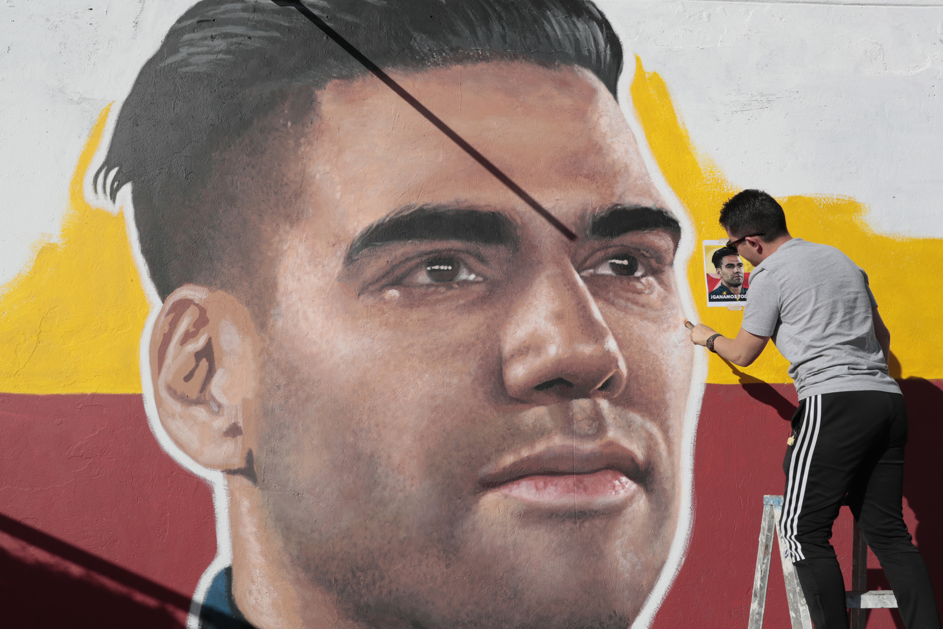 Un mural de Falcao engalana el estadio El Campín de Bogotá