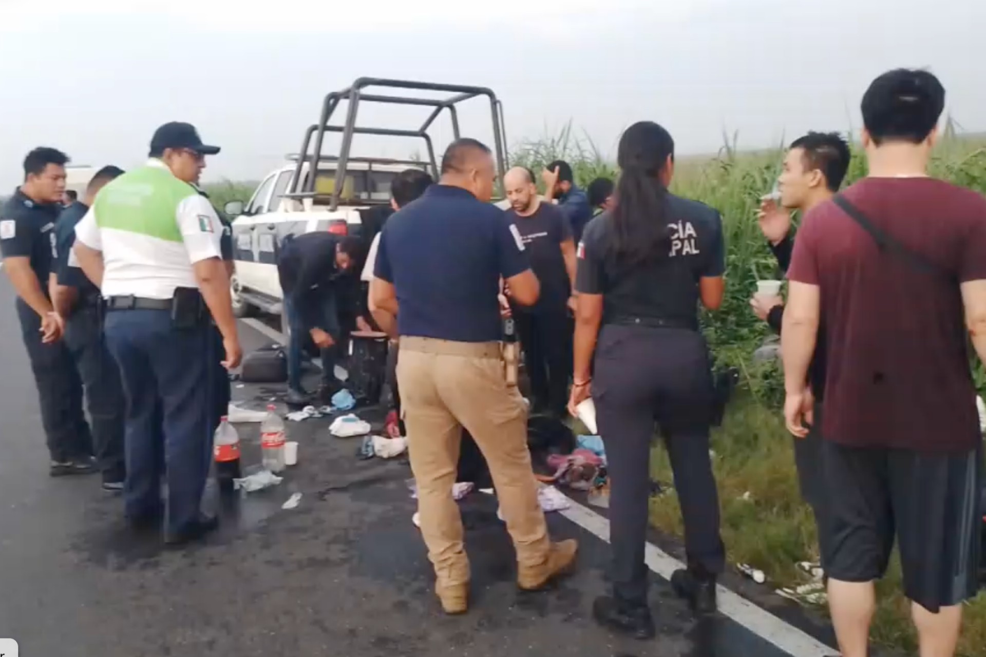 Vuelca camioneta con 25 migrantes en carretera de Veracruz