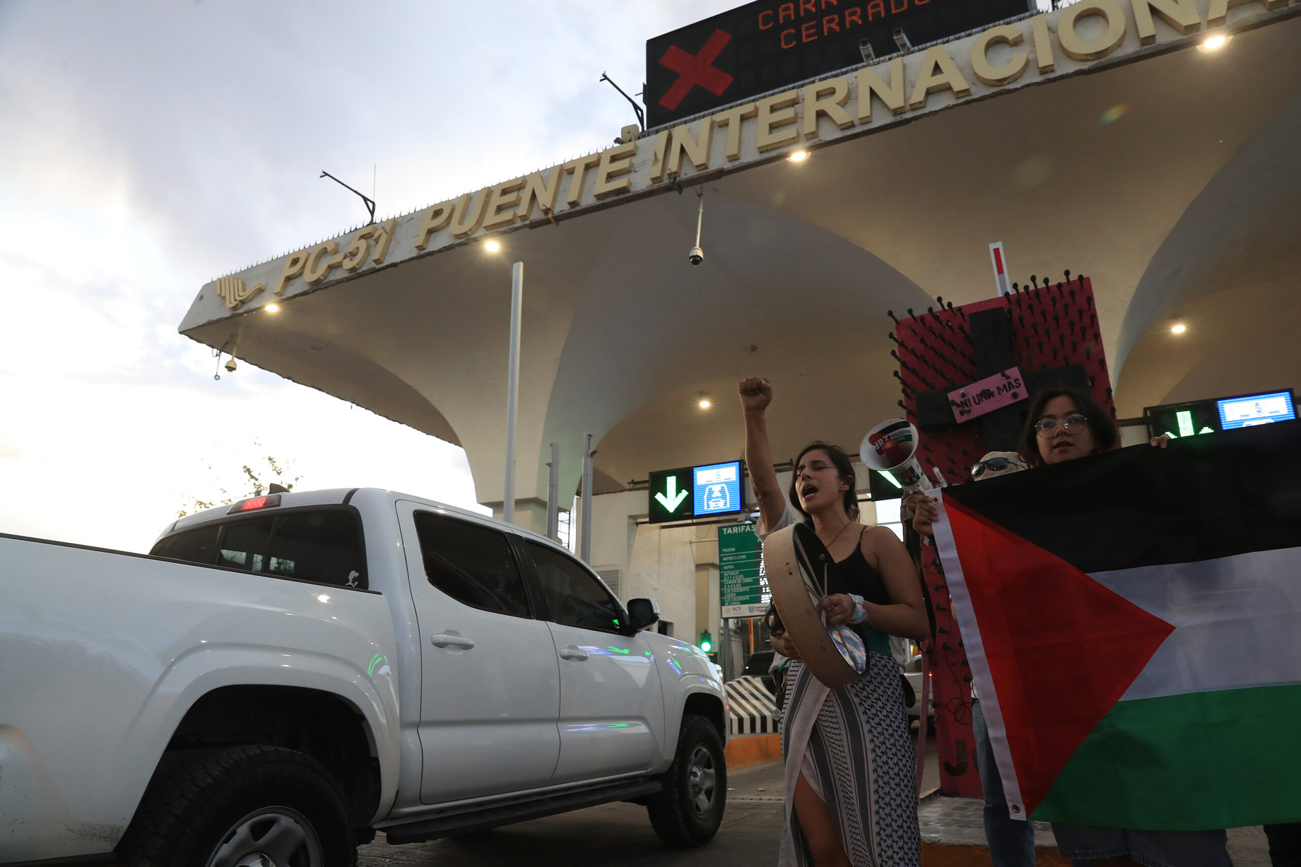 Activistas en puente fronterizo entre México y EE.UU. llaman al fin de la guerra en Gaza Activistas en puente fronterizo entre México y EE.UU. llaman al fin de la guerra en Gaza