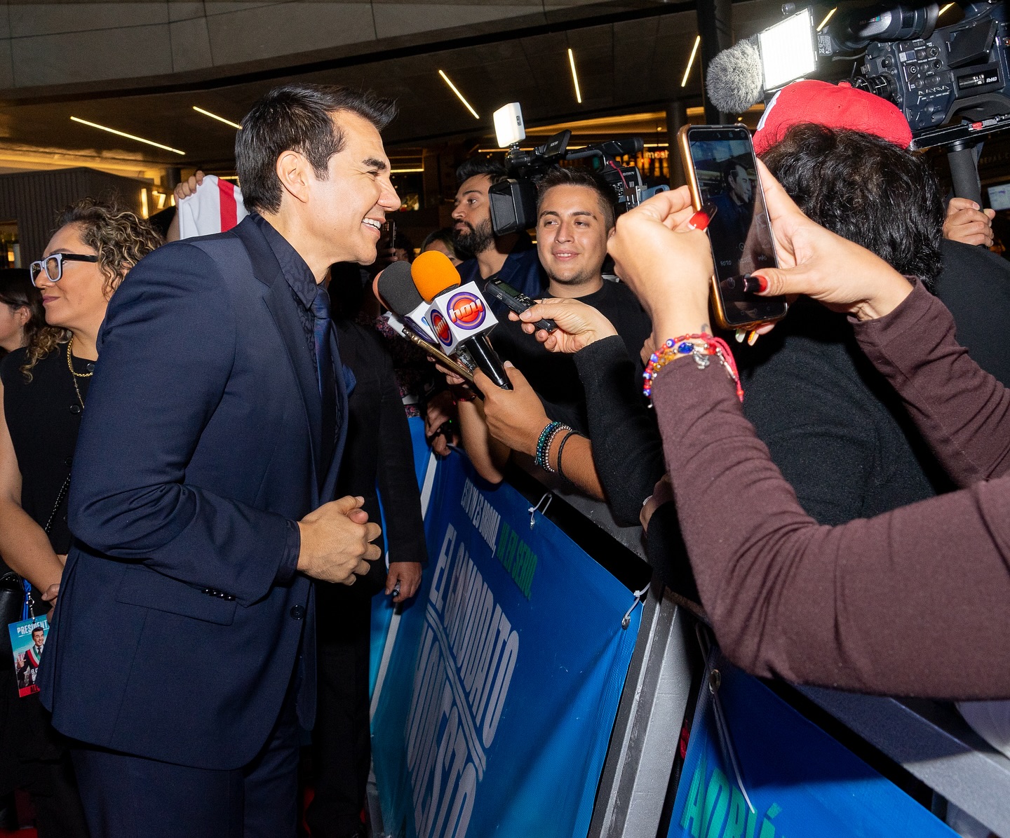 Adrián Uribe se transforma en ‘El Candidato Honesto’