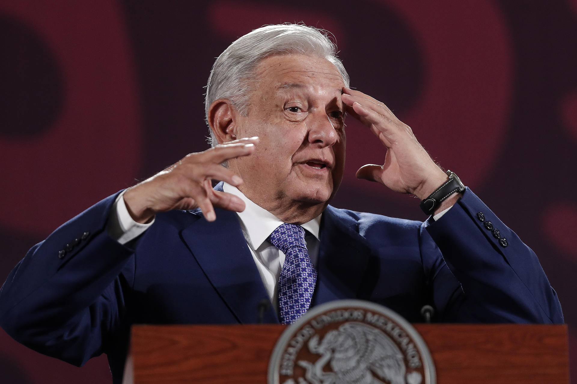 AMLO critica presiones a las autoridades electorales por tema de sobrerrepresentación de Morena