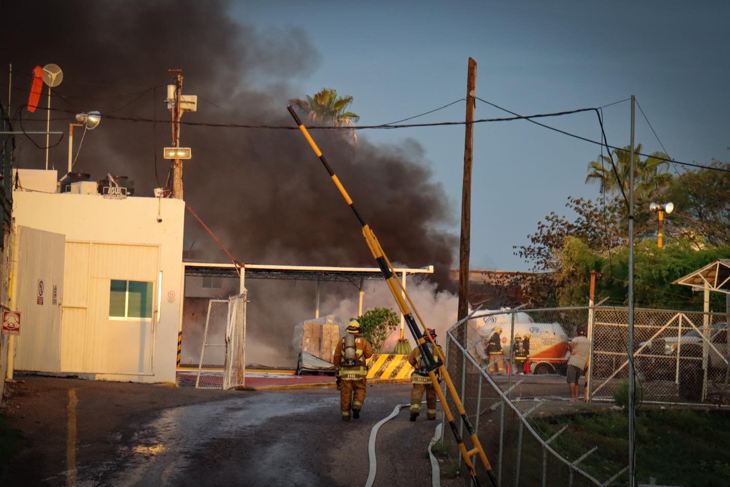 #Video Planta de gas LP explota en Culiacán; desalojan 4 colonias #Video Planta de gas LP explota en Culiacán; desalojan 4 colonias