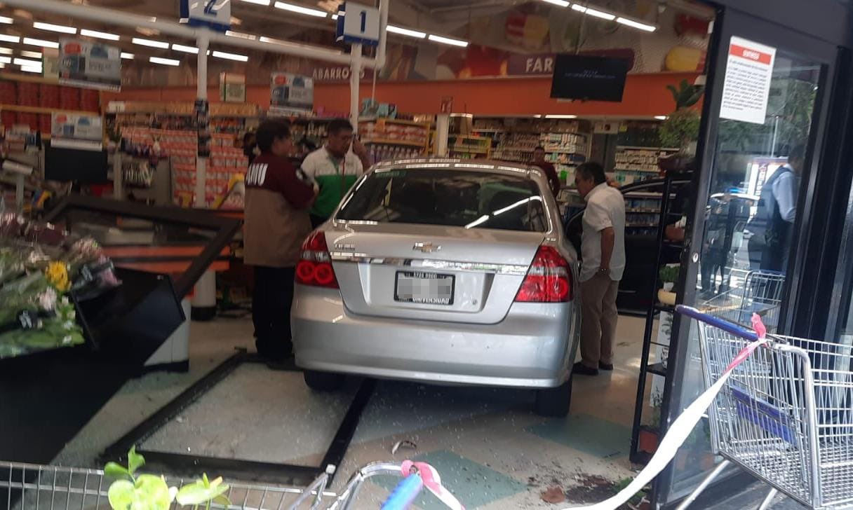 #Video Mujer ingresa con todo y auto a supermercado; hay 11 heridos #Video Mujer ingresa con todo y auto a supermercado; hay 11 heridos