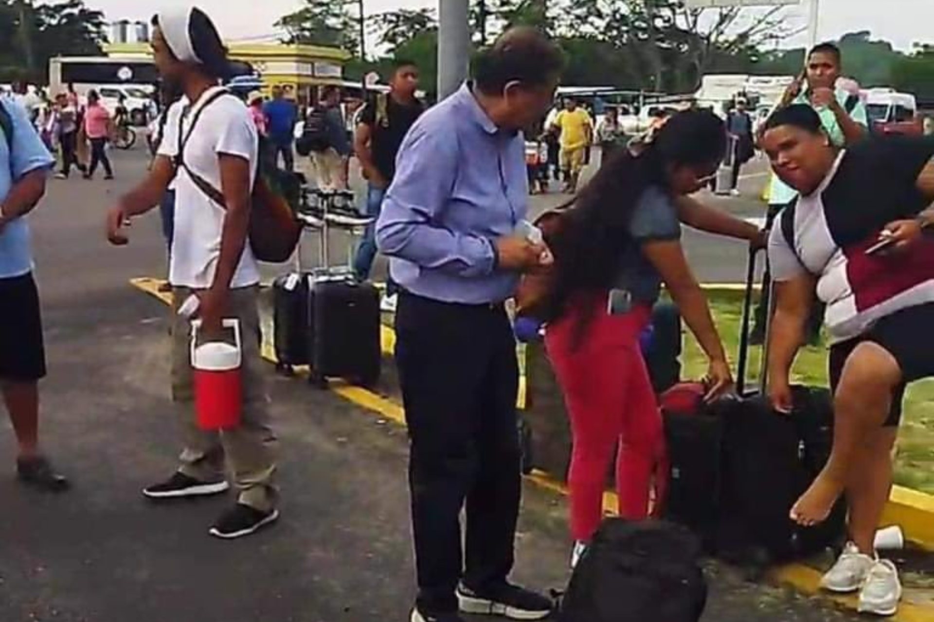 Protesta de campesinos ocasiona suspensión de vuelos en aeropuerto de Huatulco, Oaxaca Protesta de campesinos ocasiona suspensión de vuelos en aeropuerto de Huatulco, Oaxaca