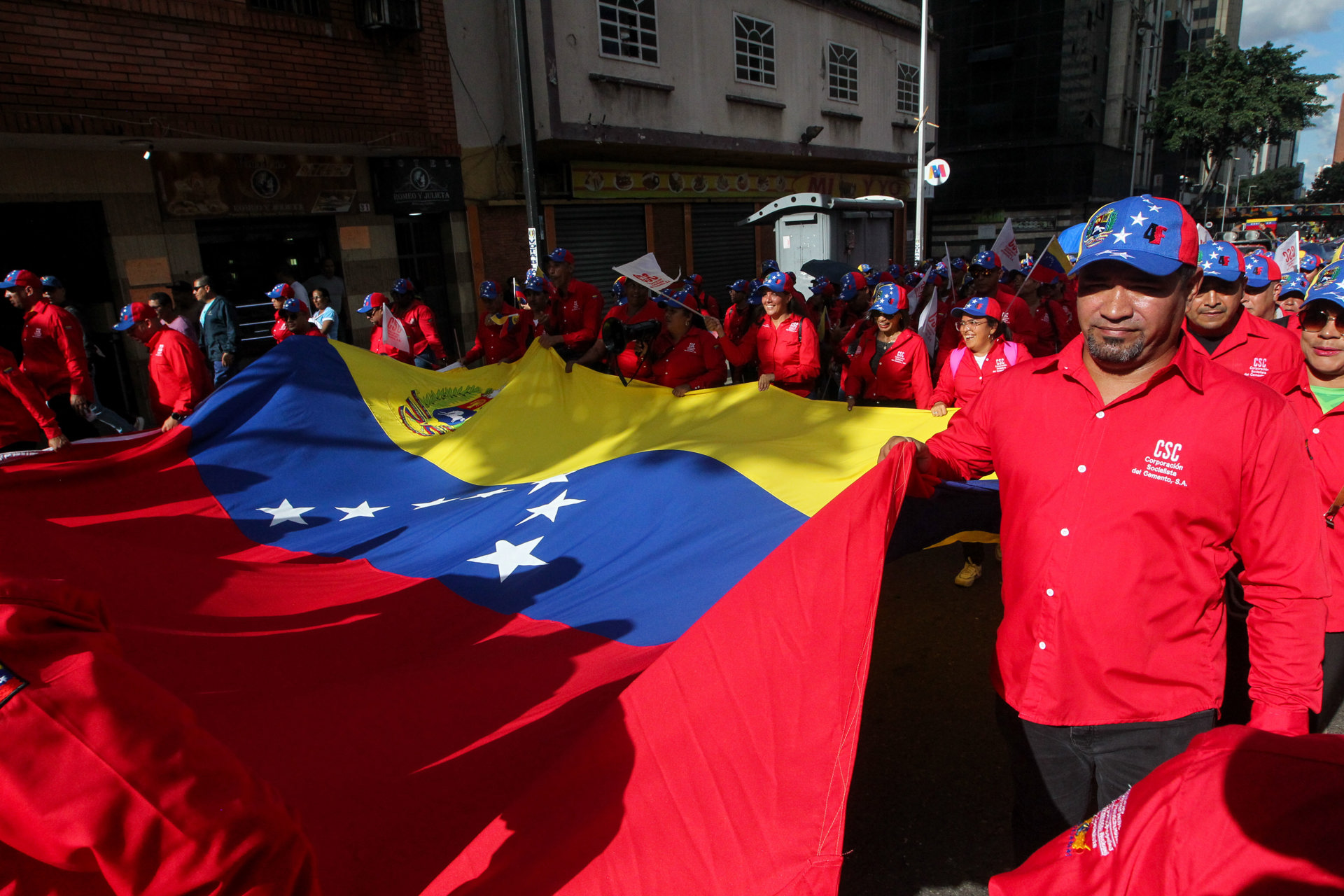 Chavistas marchan en Caracas respaldando el resultado oficial de las presidenciales