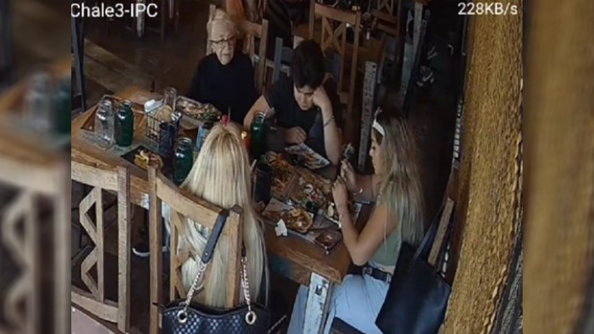 #Video Comensales ‘siembran’ cucaracha en platillo para evitar pagar la cuenta #Video Comensales ‘siembran’ cucaracha en platillo para evitar pagar la cuenta