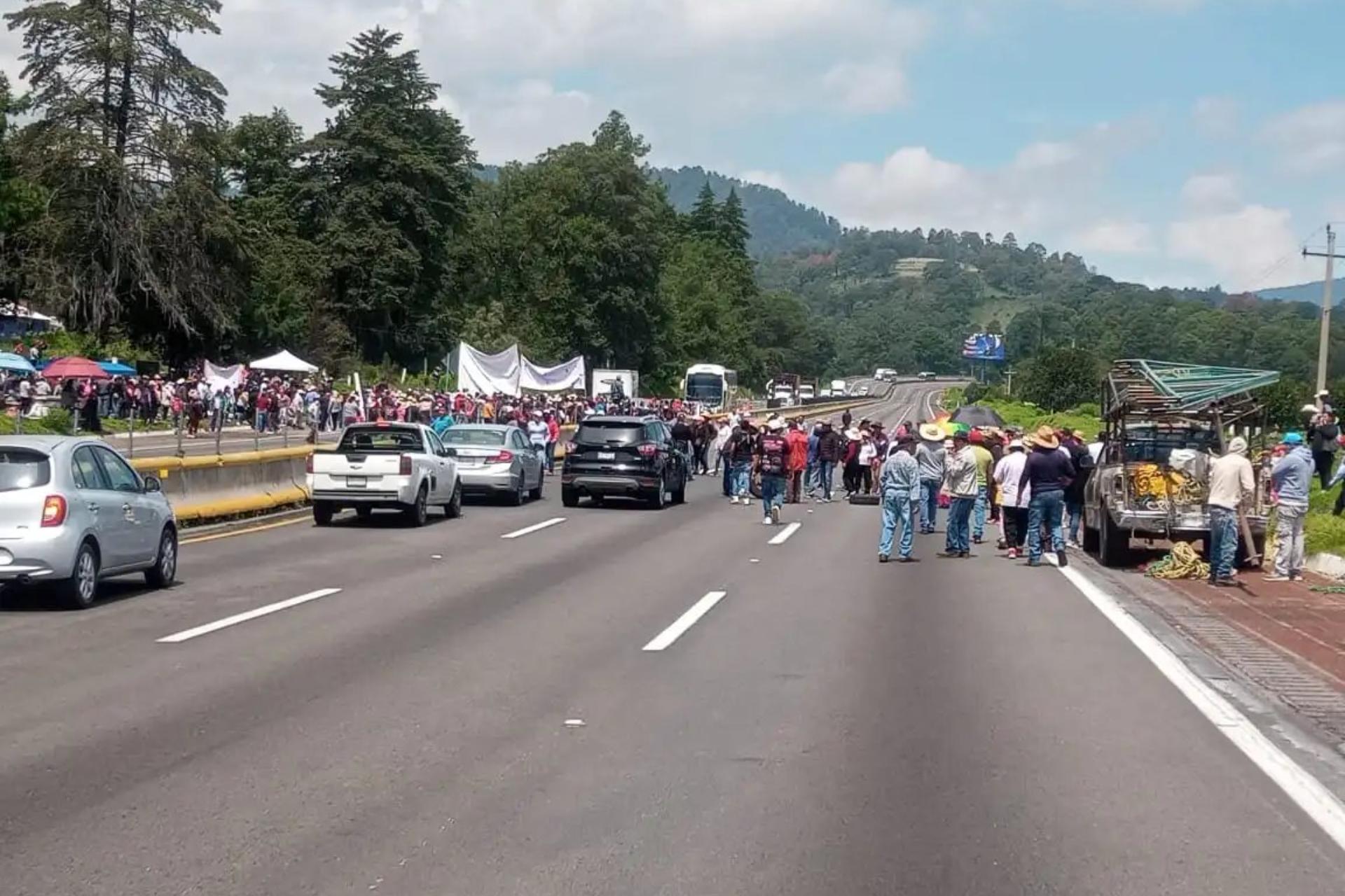 “No vamos a ceder”: AMLO a ejidatarios que mantienen bloqueo en la autopista México-Puebla