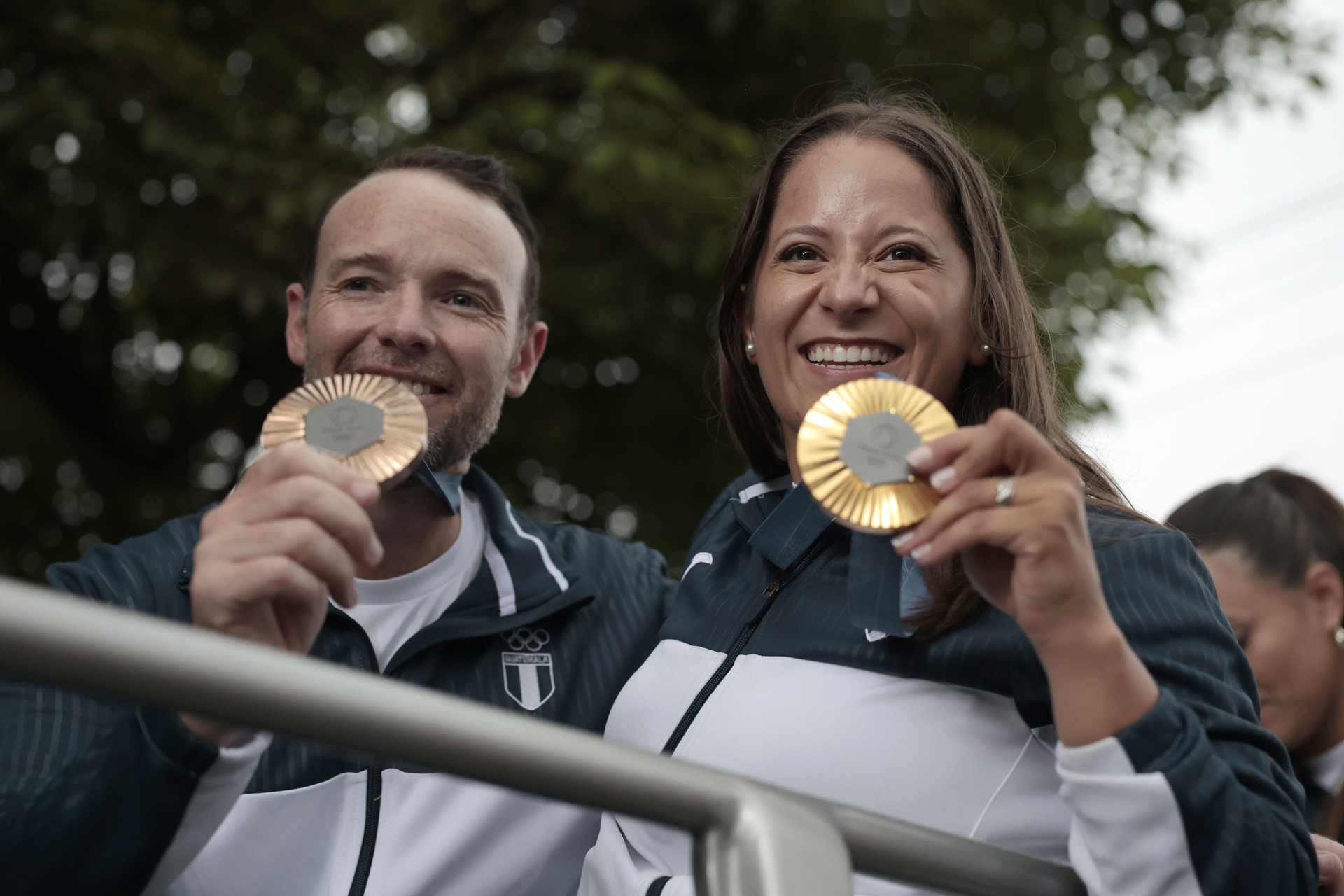 Guatemaltecos reciben con una caravana a sus dos medallistas olímpicos de París 2024