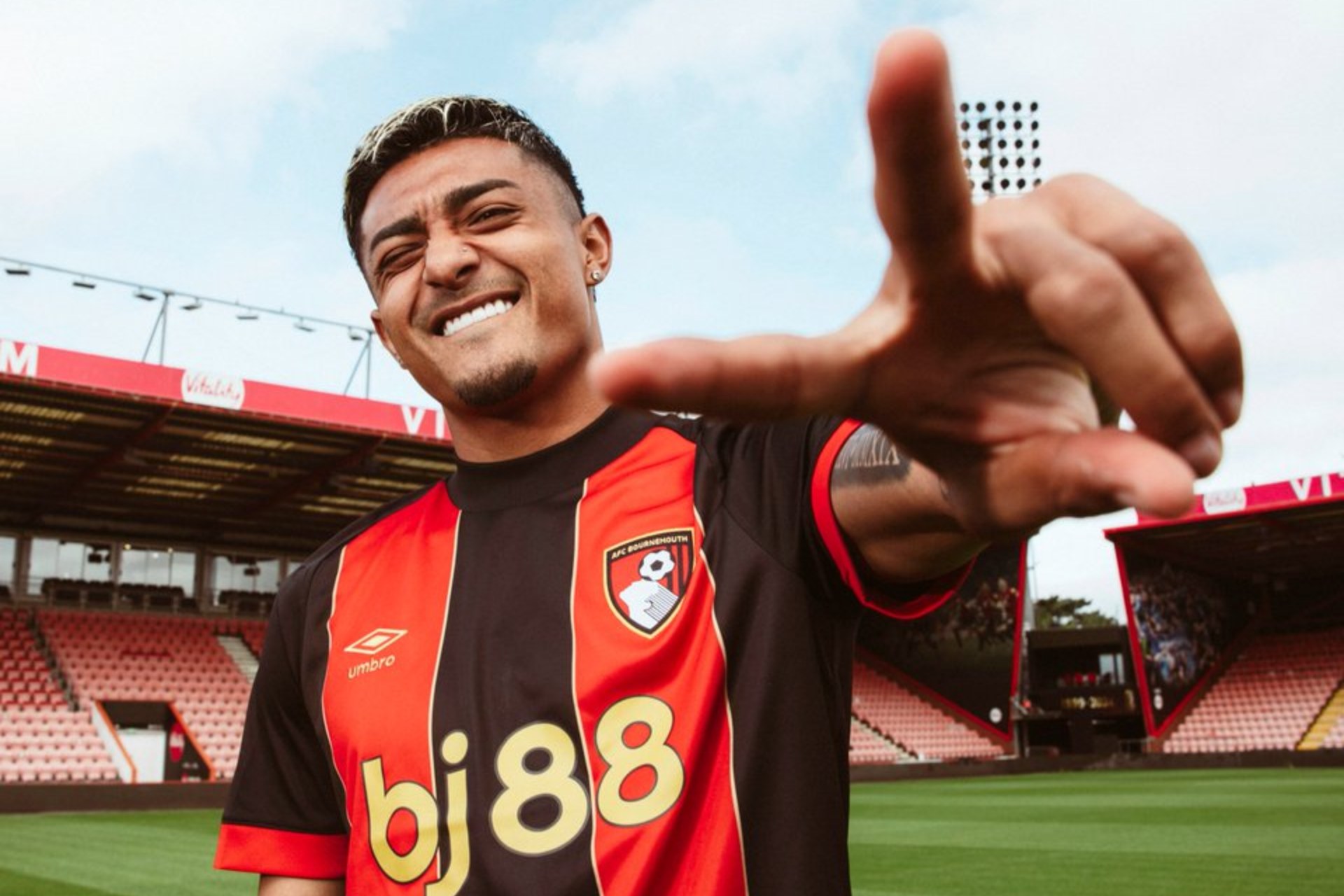 Barcelona traspasa al mexicano Julián Araujo al Bournemouth Barcelona traspasa al mexicano Julián Araujo al Bournemouth