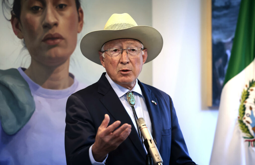 Ken Salazar buscó cuatro veces a López Obrador tras la captura del ‘Mayo’ Zambada