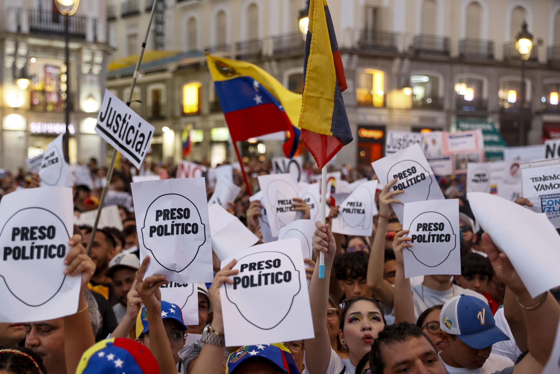 Miles de venezolanos salen a las calles en todo el mundo contra el “fraude” de Maduro Miles de venezolanos salen a las calles en todo el mundo contra el “fraude” de Maduro