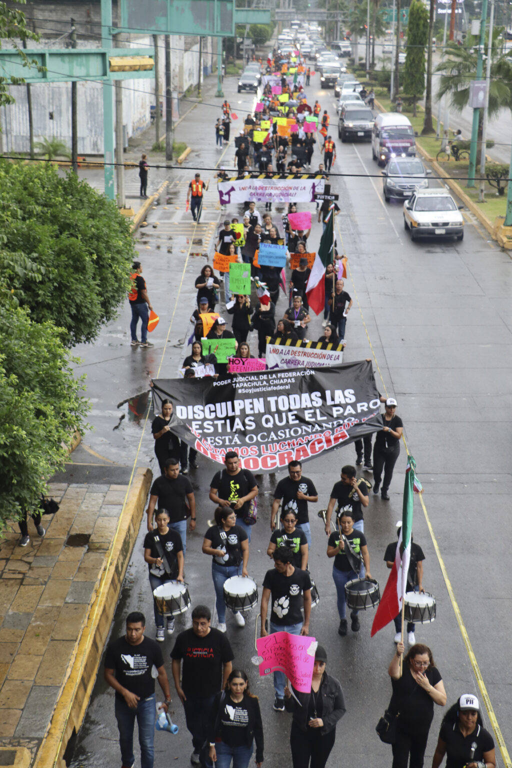 Marchan en Tapachula, Chiapas, contra la reforma judicial de AMLO