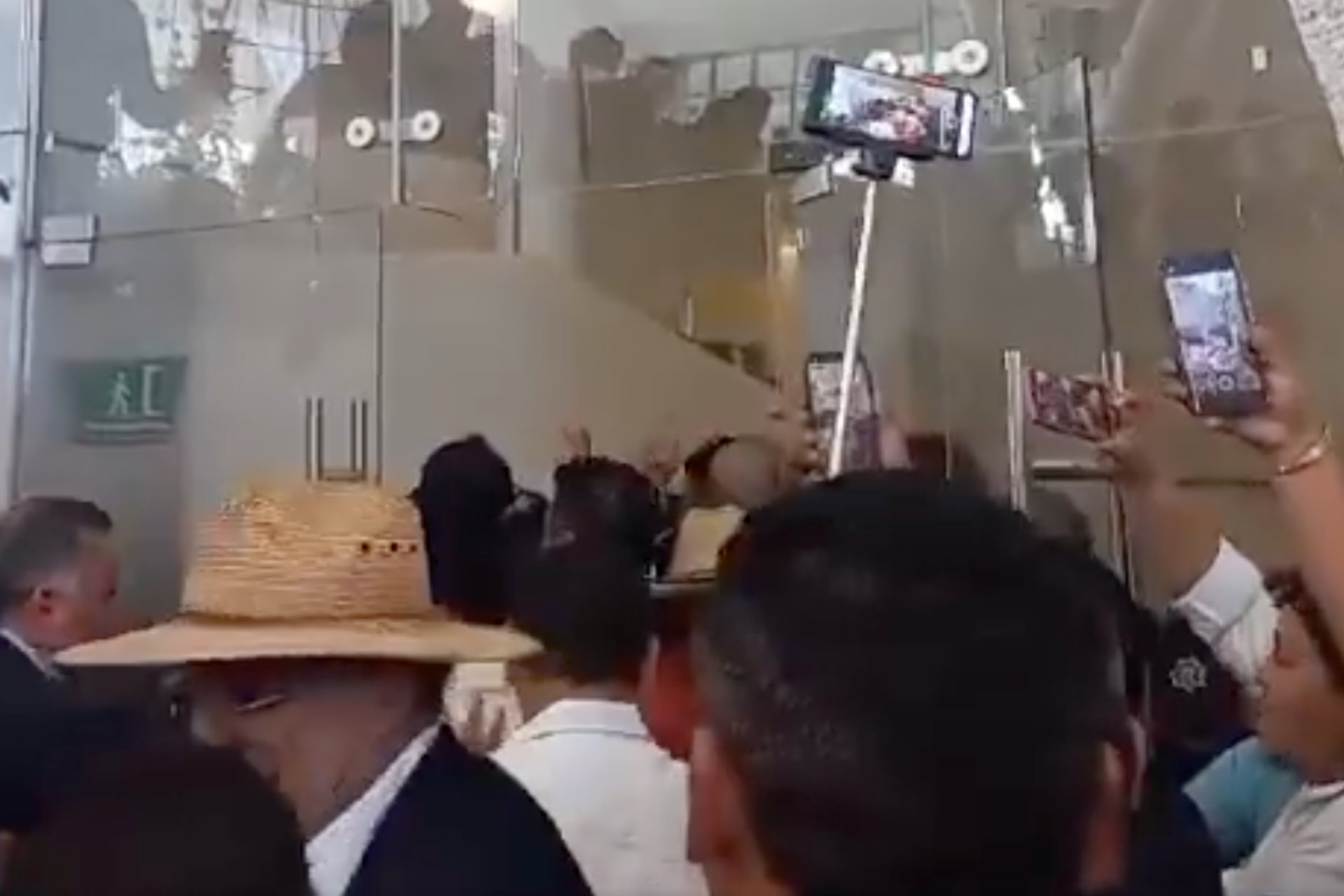 #Video Morenistas arman zafarrancho en la designación del fiscal de Querétaro #Video Morenistas arman zafarrancho en la designación del fiscal de Querétaro