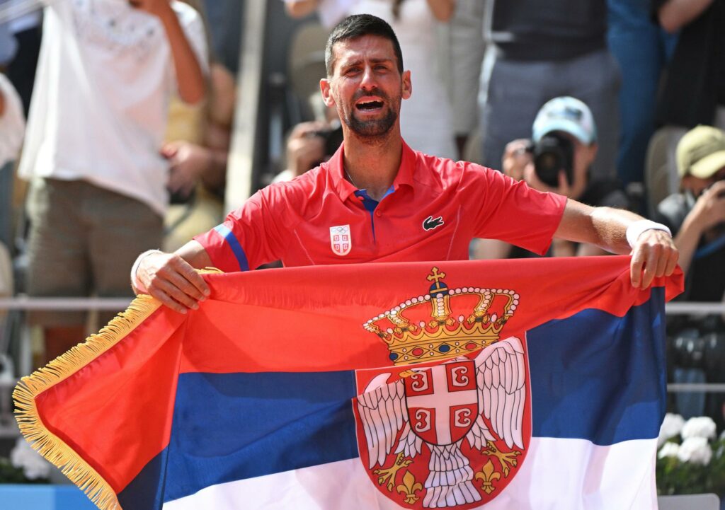 Djokovic gana el oro olímpico tras 16 de años de lucha - novak-djokovic-con-bandera-de-serbia-1024x721