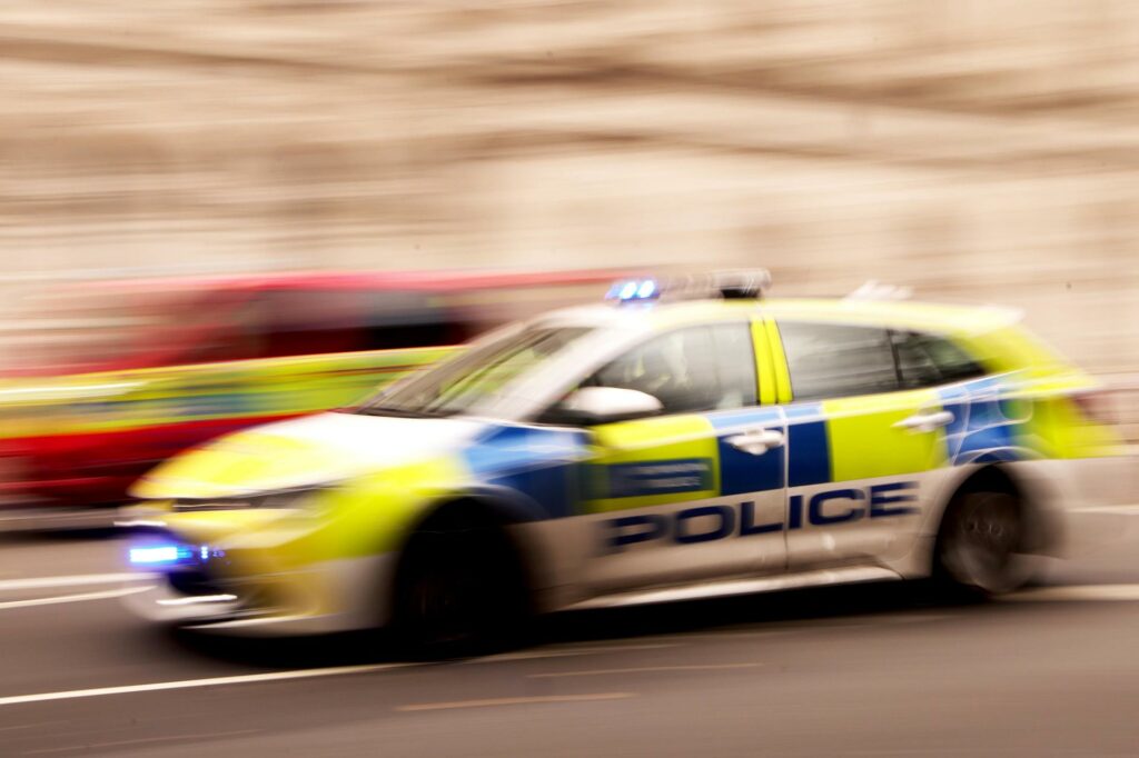 Adolescente de 13 años apuñala a dos compañeros en Londres