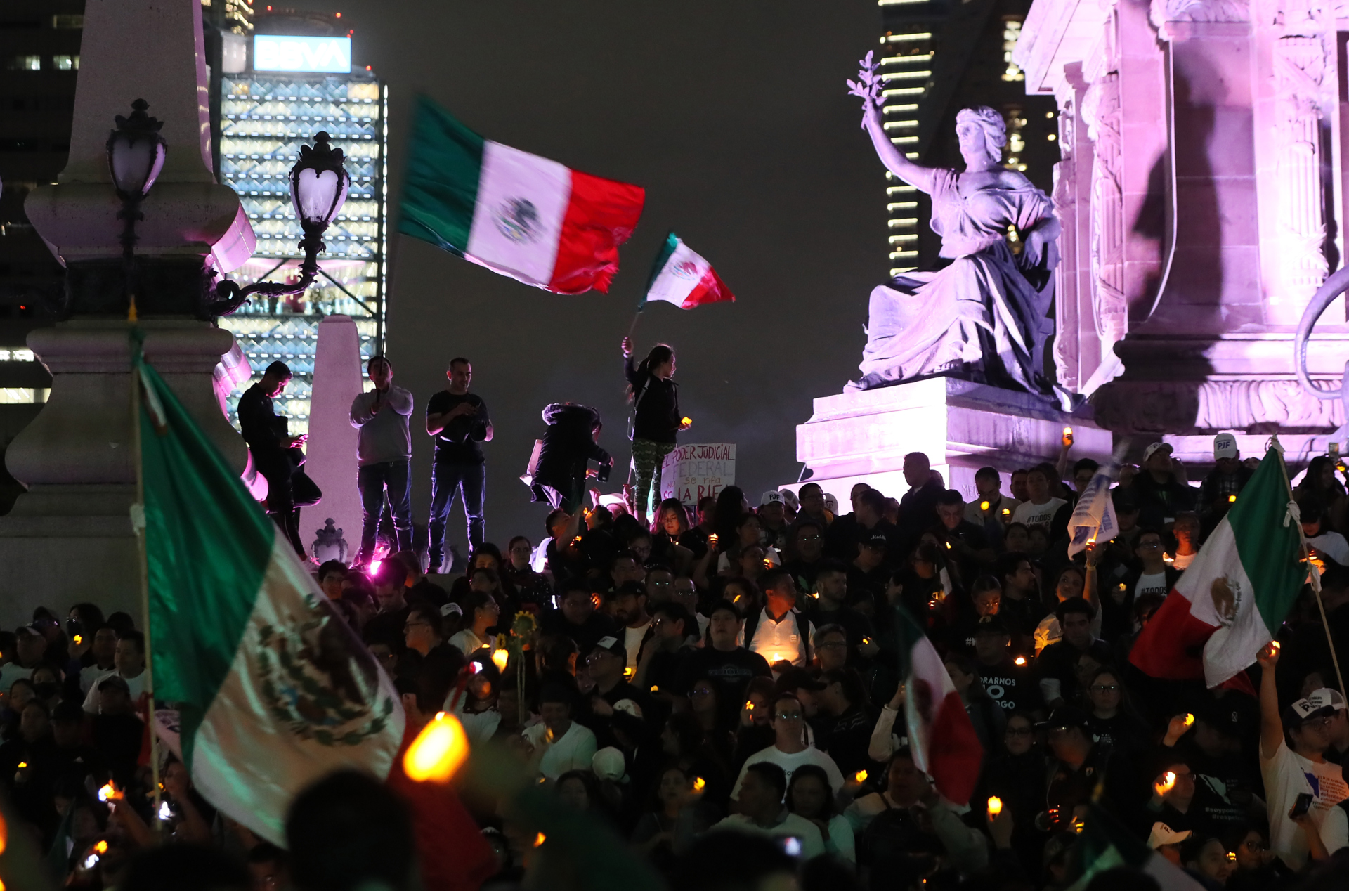 Protestan contra la reforma judicial frente al Ángel de la Independencia
