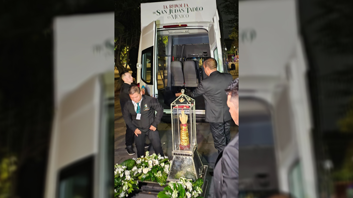 Largas filas en templo de San Hipólito para ver reliquia de San Judas Tadeo