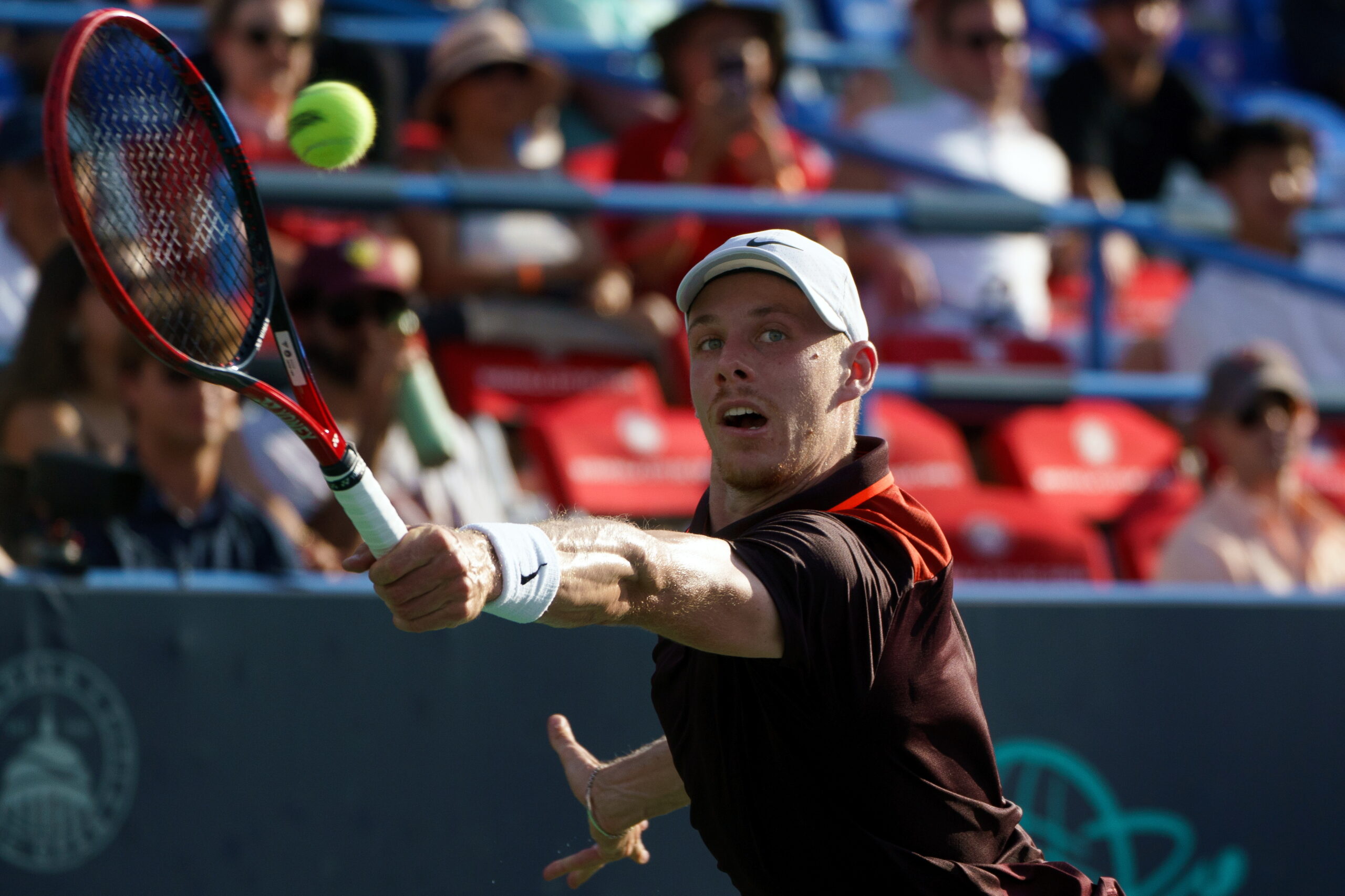 Shapovalov, descalificado por lanzar su raqueta e insultar aparentemente a un aficionado Shapovalov, descalificado por lanzar su raqueta e insultar aparentemente a un aficionado