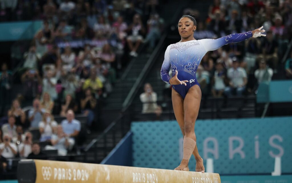 Exaltación de Biles, también en su vulnerabilidad - simone-biles-en-final-de-viga-de-equilibrio-1024x642