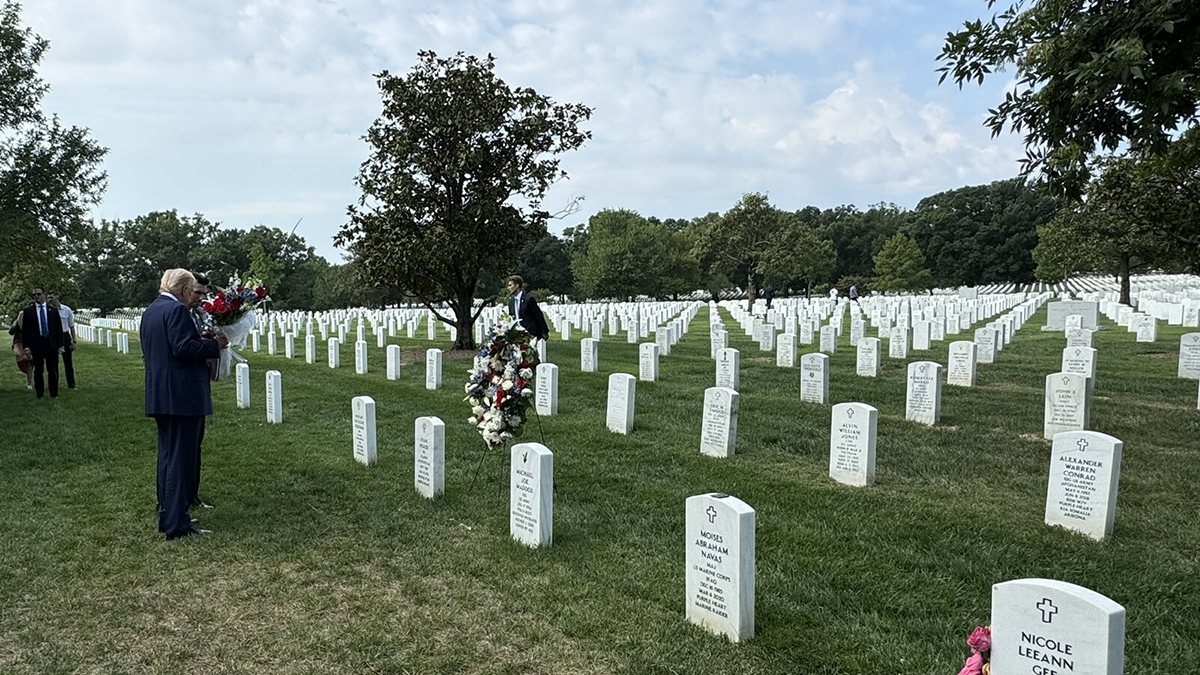 Visita de Trump al cementerio de Arlington desata una nueva controversia Visita de Trump al cementerio de Arlington desata una nueva controversia