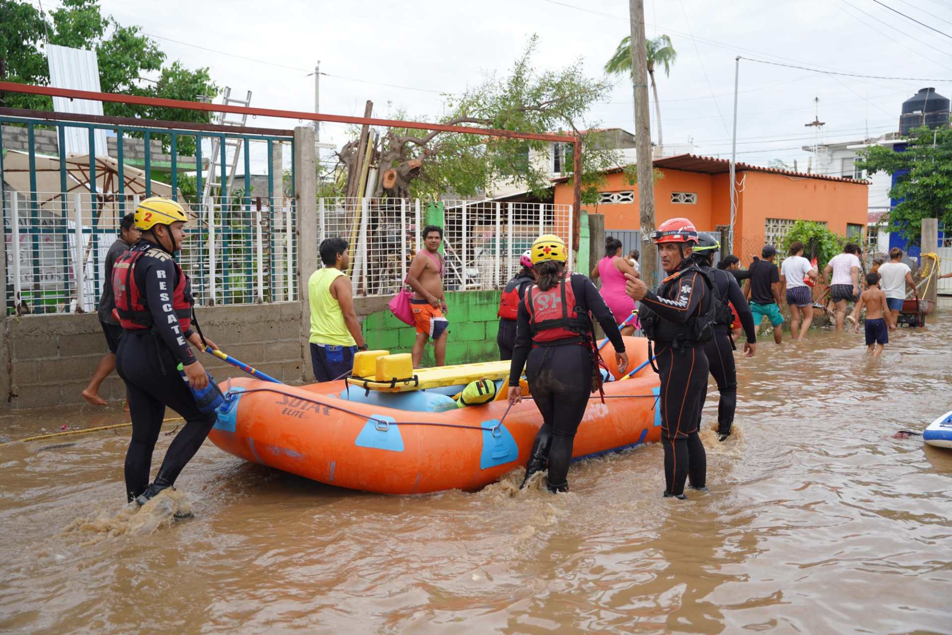 Alcaldesa Abelina López plantea que no se cobre peaje en la autopista México-Acapulco para reactivar el puerto tras “John”