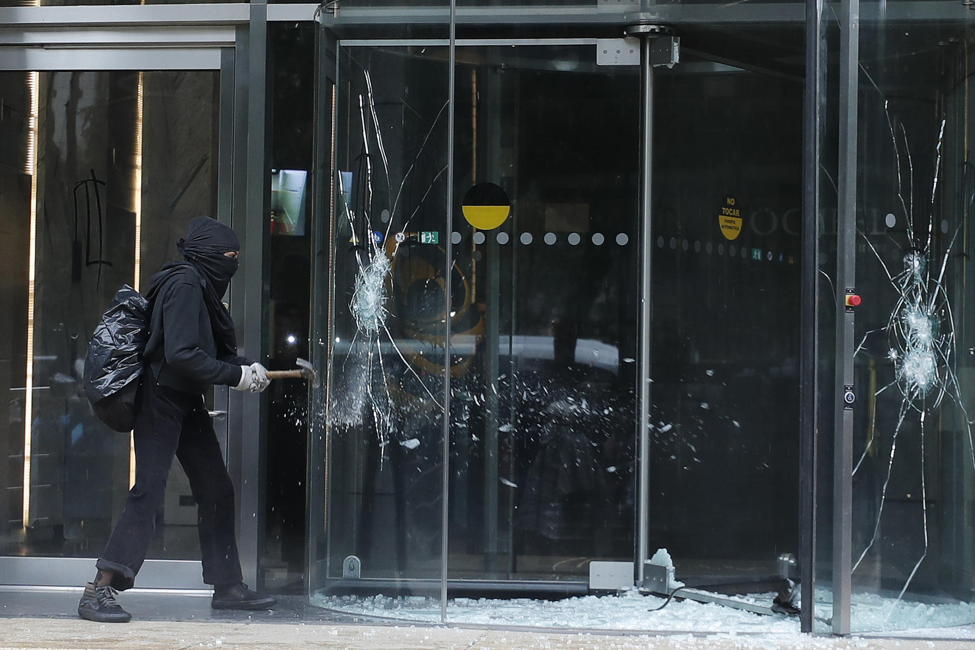 Actos vandálicos durante marcha por caso Ayotzinapa dañaron 30 negocios Actos vandálicos durante marcha por caso Ayotzinapa dañaron 30 negocios